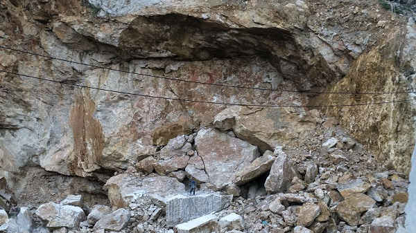 Thợ khoan đá ở dưới, phía trên núi là hàm ếch không có bảo hiểm lao động có nguy cơ đổ sập bất kỳ lúc nào