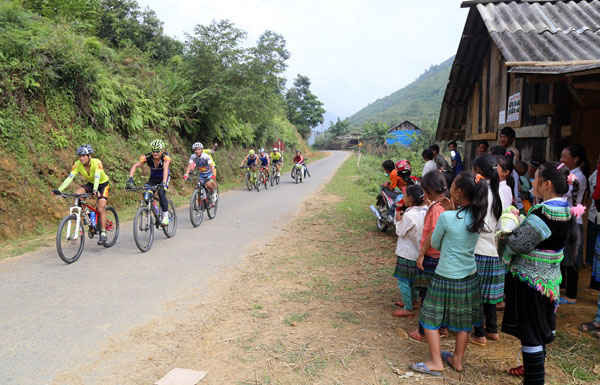 Giải đua xe đạp địa hình “Khám phá Lũng Pô - nơi con sông Hồng chảy vào đất Việt năm 2018”nhằm thu hút du khách đến với du lịch Lào Cai