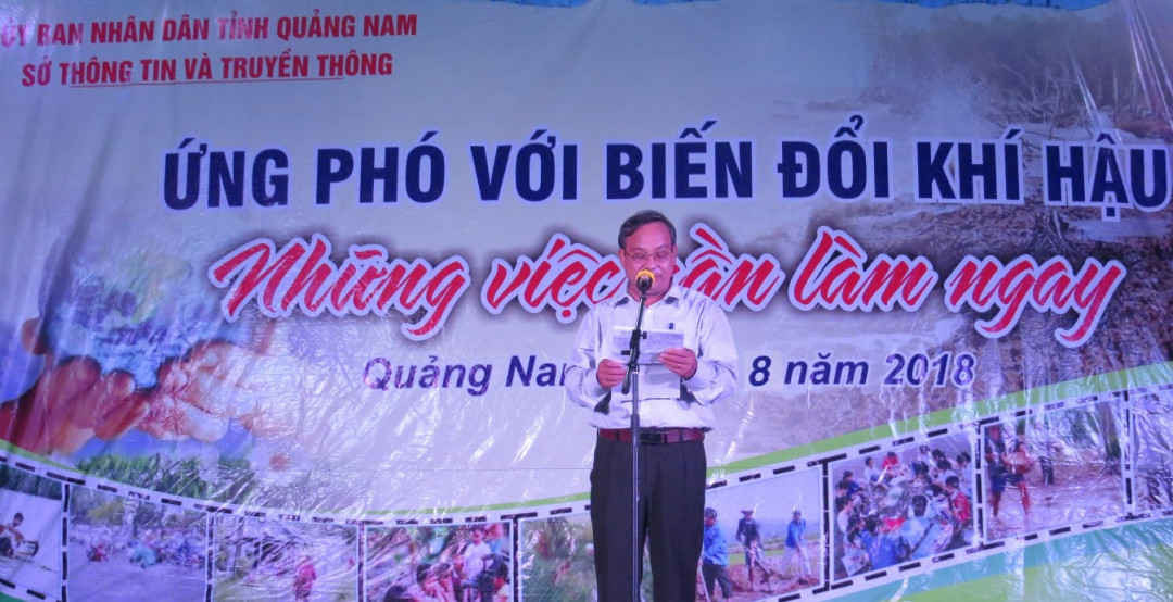 Ông Võ Văn Thơ- Phó Giám đốc Sở TT&TT Quảng Nam tuyên truyền về BĐKH tại TP. Hội An tối ngày 1/8