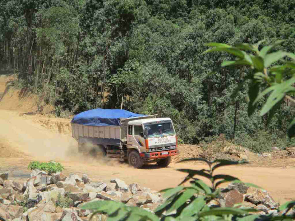 Chiếc xe tải lớn mang tên Anh Tuyên ra vào khu vực mỏ đất, chở đất ra ngoài Quốc lộ 1