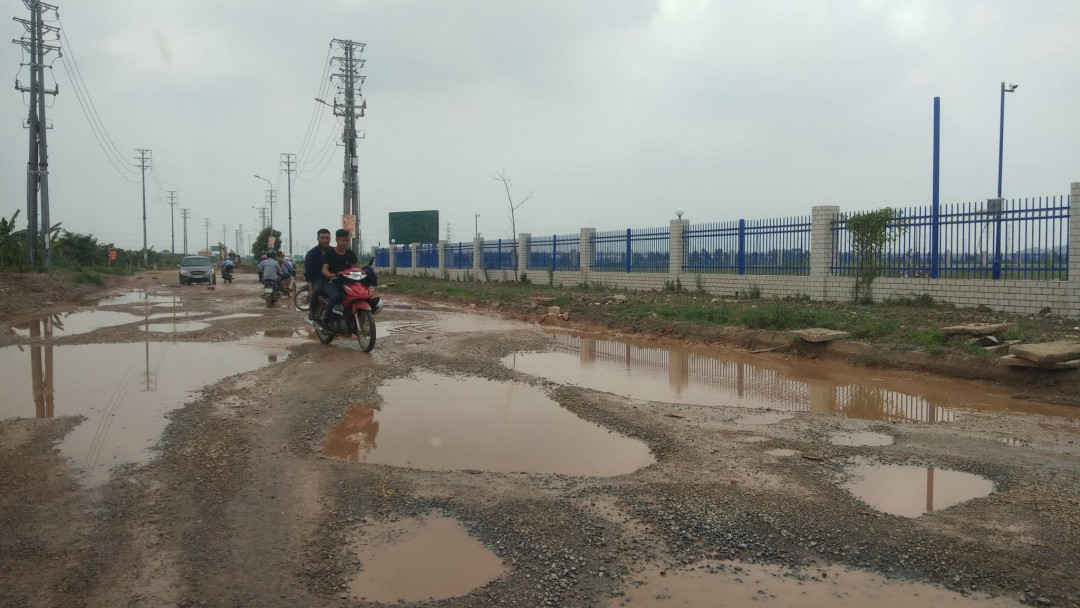  Hiện trạng nhiều đoạn đường gom thuộc tuyến cao tốc Hà Nội - Bắc Giang (tháng 08/2018).