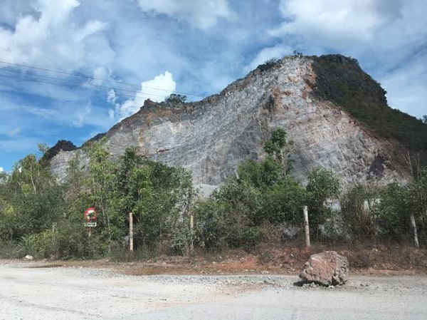 Mỏ đá lèn Áng Sơn của Công ty TNHH KT Đá CNI