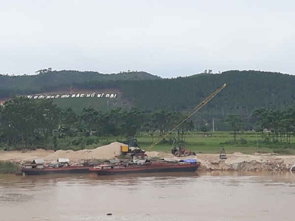 Bến cát tại xóm Cây Dừa, xã Nam Tân vẫn hoạt động
