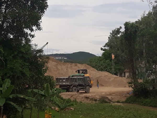 Bến cát của ông Lê Văn Hạ, xóm Đồng Văn, xã Hùng Tiến xe vẫn vào lấy cát như thường