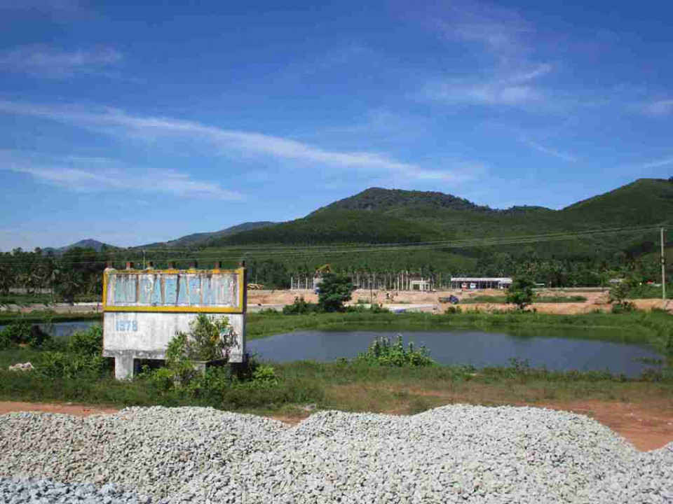 Khu vực mỏ đất Trạm thực nghiệm nuôi trồng thủy sản Mỹ Châu thôn Lộc Thái, xã Mỹ Châu, huyện Phù Mỹ, Công ty TNHH Tân Lập đang khai thác san lấp công trình