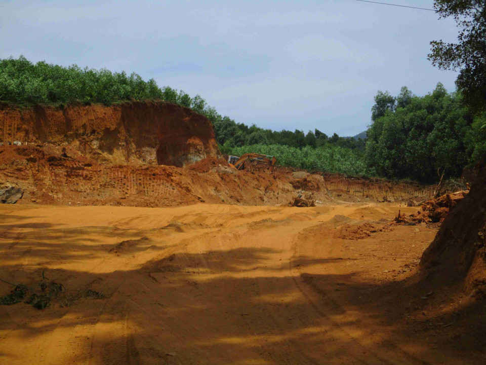 Mỏ đất sau nhà một người dân gần Quán cơm gà Ngọc Thạch, Quốc lộ 1A thôn Chánh Thuận, xã Mỹ Trinh bị khai thác trái phép