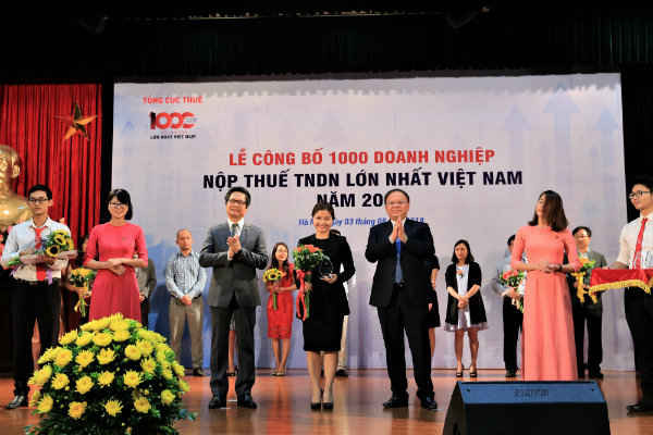 Ông Bùi Văn Nam, Tổng cục trưởng Tổng cục Thuế và Ông Vũ Tiến Lộc, Chủ tịch Phòng thương mại và công nghiệp Việt nam (VCCI) trao hoa và kỷ niệm chương cho đại diện Công ty