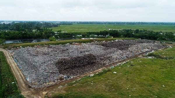 Bãi rác TP. Sầm Sơn đặt tại phường Trung Sơn đã quá tải và ô nhiễm trầm trọng từ nhiều năm nay.