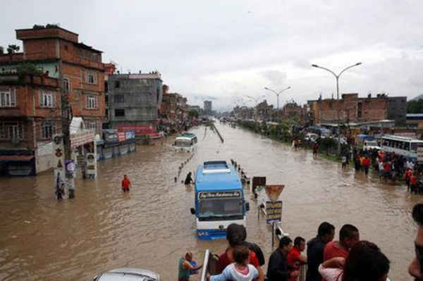 Toàn cảnh một con đường ngập lụt do mưa xối xả ở Bhaktapur, Nepal vào ngày 12/7/2018. Ảnh: Navesh Chitrakar