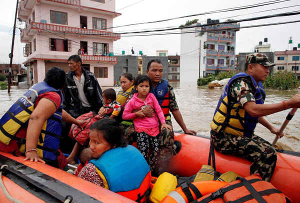 Quân đội Nepal cứu người dân địa phương trên thuyền cao su trong khu vực ngập lụt sau trận mưa không ngừng ở Bhaktapur, Nepal vào ngày 12/7/2018. Ảnh: Navesh Chitrakar