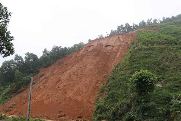 Một nửa quả đồi tại dốc Vần, xã Việt Hồng, huyện Trấn Yên (Yên Bái) xuất hiện vết nứt rộng khoảng 40 – 50cm