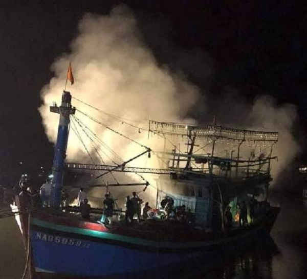 Tàu cá đánh bắt xa bờ bị cháy trong đêm gây thiệt hại lớn