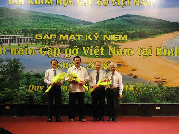 Hội Khoa học Gặp gỡ Việt Nam tặng hoa tri ân lãnh đạo UBND tỉnh Bình Định 