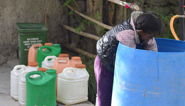 Đứa trẻ lấy nước từ một bể chứa ở thủ đô Leh của Ladakh, nơi nước đang ngày càng trở nên khan hiếm. Ảnh: Athar Parvaiz