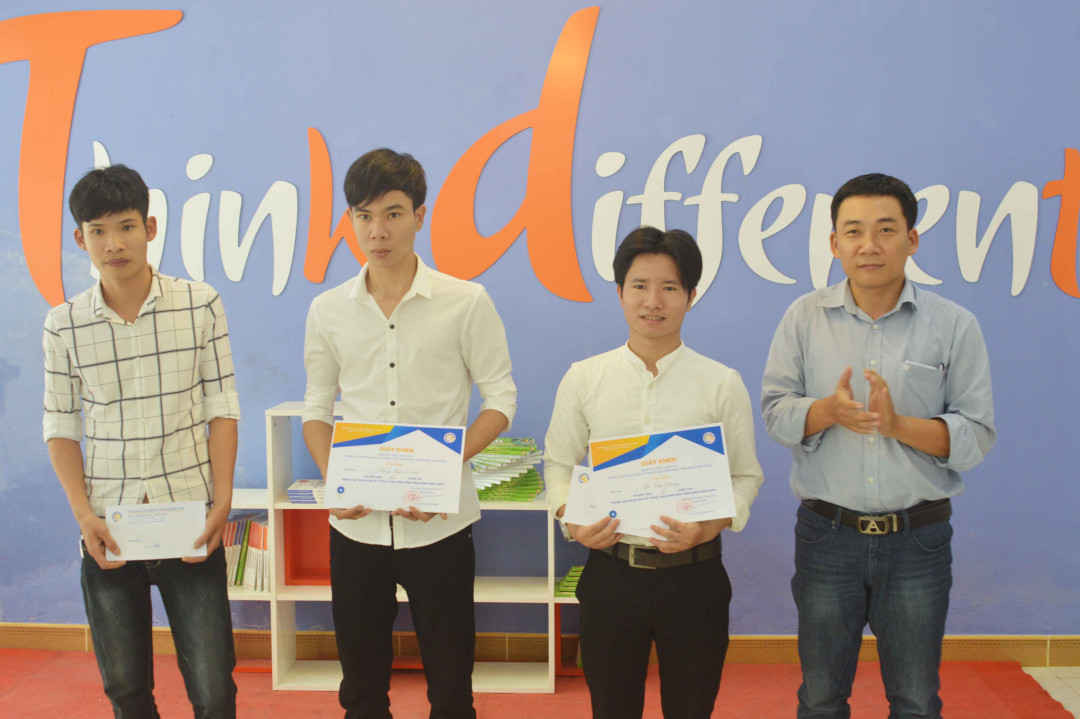 Các bạn trẻ nhận giải cuộc thi Sáng tạo Khoa học kỹ thuật học cho sinh viên...