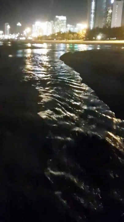 Một lượng lớn nước thải đen ngòm chảy tràn ra biển được người dân ghi lại vào tối 5/8