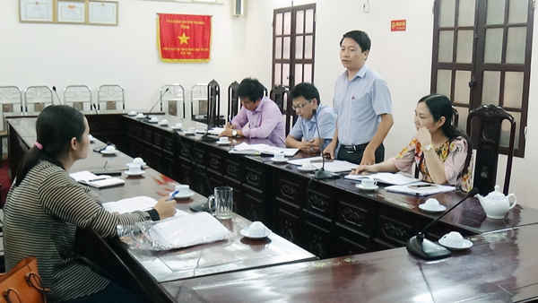 Cuộc làm việc giữa PV với đại diện một số phòng, ban của UBND huyện Hưng Hà chỉ là việc các vị đại diện này ghi lại các câu hỏi của PV để… báo cáo lãnh đạo huyện
