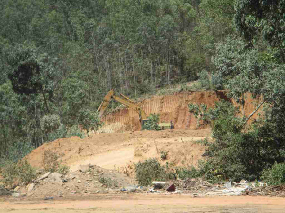 Vị trí khu vực mỏ đất đang bị khai thác dưới chân núi Hòn Chà, đầu đèo Hoa Lộc dốc Long Mỹ thuộc khu vực 7 Phường Bùi Thị Xuân, TP. Quy Nhơn