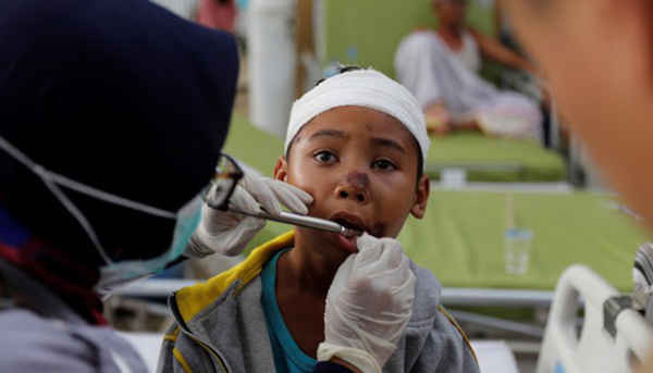 Số người chết từ trận động đất mạnh vào cuối tuần qua trên đảo Lombok của Indonesia đã tăng lên 131 người vào ngày 8/8 trong khi lực lượng cứu hộ tìm thấy nhiều người bị nghiền nát dưới những tòa nhà bị sập trong hy vọng mong manh tìm kiếm người sống sót. Ảnh: Beawiharta
