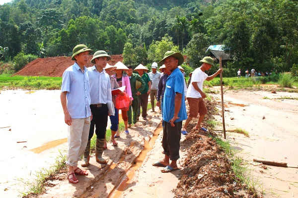 Ông Hà Mạnh Cường – Phó Giám đốc Sở TN&MT tỉnh Yên Bái (bên trái) yêu cầu nhà máy phải thống kê được diện tích thiệt hại trong ngày hôm nay