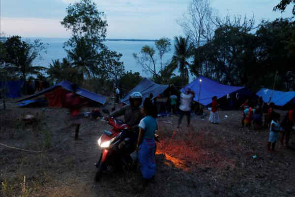Lo lắng về dư chấn và sóng thần sau động đất, dân làng dựng lều ở tạm thời ở khu nghỉ mát trống ở đỉnh đồi gần bãi biển Senggigi, đảo Lombok, Indonesia vào ngày 8/8/2018. Ảnh: Beawiharta