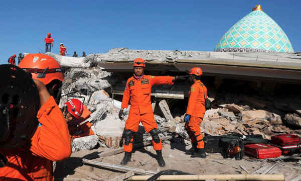 Các thành viên trong đội cứu hộ chuẩn bị tìm người bị mắc kẹt bên trong nhà thờ Hồi giáo sau trận động đất tấn công Pemenang ở đảo Lombok, Indonesia vào ngày 8/8/2018. Ảnh: Beawiharta