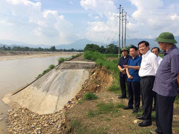 Nguyên Chủ tịch nước CHXHCN Việt Nam Trương Tấn Sang kiểm tra, khảo sát, nắm tình hình kết quả khắc phục thiệt hại do ảnh hưởng của cơn bão số 3 tại huyện Văn Chấn (Yên Bái)