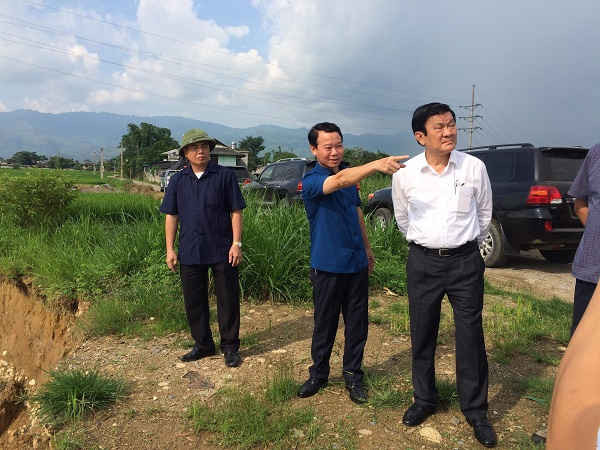 Nguyên Chủ tịch nước CHXHCN Việt Nam Trương Tấn Sang kiểm tra, khảo sát, nắm tình hình kết quả khắc phục thiệt hại do ảnh hưởng của cơn bão số 3 tại huyện Văn Chấn (Yên Bái)