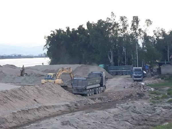 Hai bến cát sát nhau tại xã Hưng Khánh, huyện Hưng Nguyên cũng đang hoạt động khá tấp nập