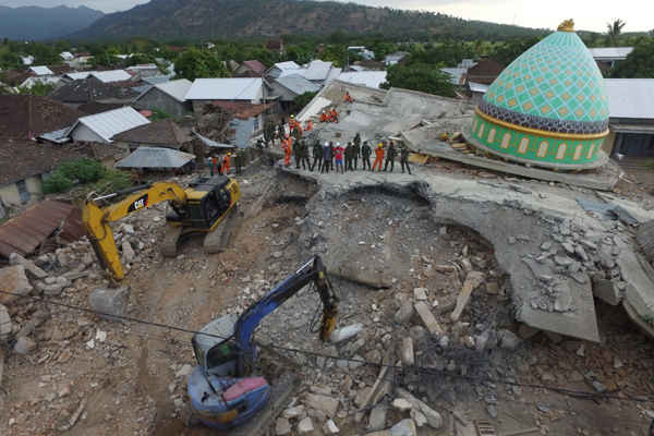 Hình ảnh từ trên không của nhà thờ Hồi giáo Jamiul Jamaah bị sụp đổ, nơi nhân viên cứu hộ và binh sĩ tìm kiếm nạn nhân trong trận động đất ở Pemenang, phía Bắc Lombok, Indonesia vào ngày /8/2018. Ảnh: Antara Foto / Zabur Karuru