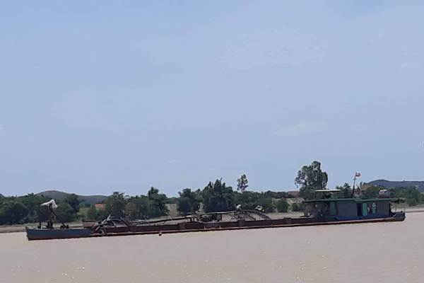 Tình trạng khai thác cát sỏi trái phép vẫn đang diễn ra tại sông Lam – Đoạn chảy qua huyện Nam Đàn