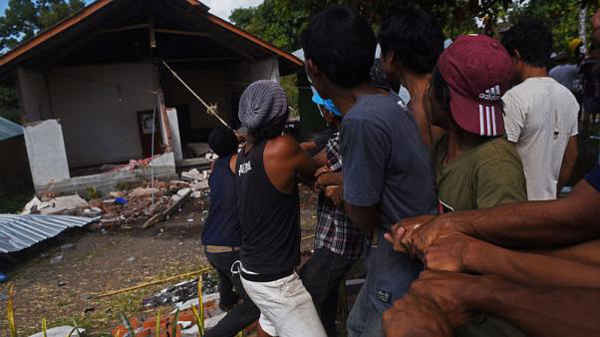 Cư dân kéo một ngôi nhà bị thiệt hại do động đất tại Kayangan, Bắc Lombok, Indonesia vào ngày 12/8/2018. Ảnh: Antara Foto / Zabur Karuru
