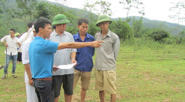 Cán bộ của Sở TN&MT tỉnh Yên Bái tiến hành đo đạc, lên sơ đồ và bàn giao đất cho các địa phương