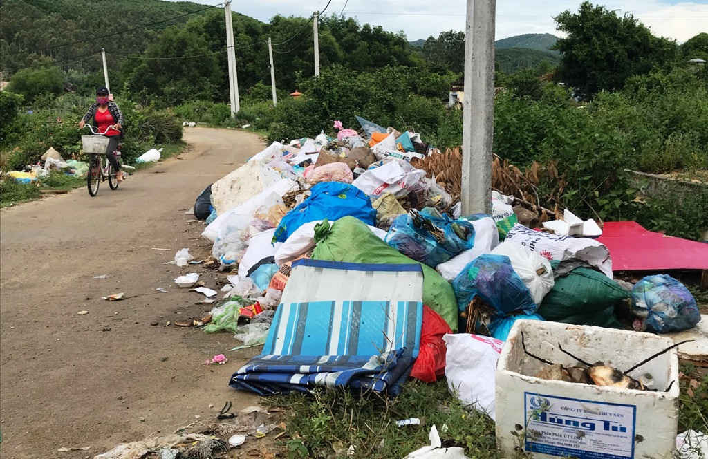 Sau gần 18 ngày ngăn chặn, thị trấn Đức Phổ bị rác thải dồn ứ, gây ô nhiễm môi trường, có nguy cơ dịch bệnh