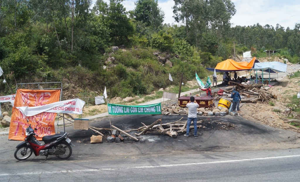 Người dân tiếp tục chắn đường vào nhà máy xử lý rác ở Sa Huỳnh