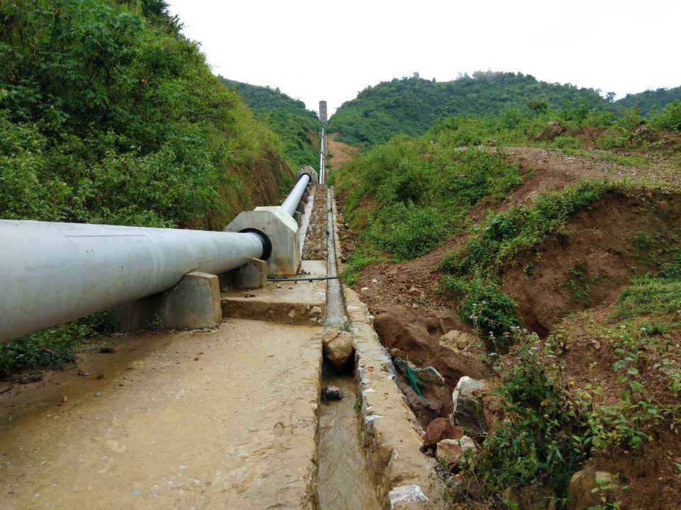 Đường ống dẫn nước xuống hợp phần thủy điện của Công trình thủy lợi Nậm Khẩu Hu