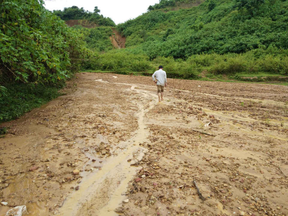 Ao của người dân bản Na Hý, xã Hua Thanh bị đất đá bồi lấp