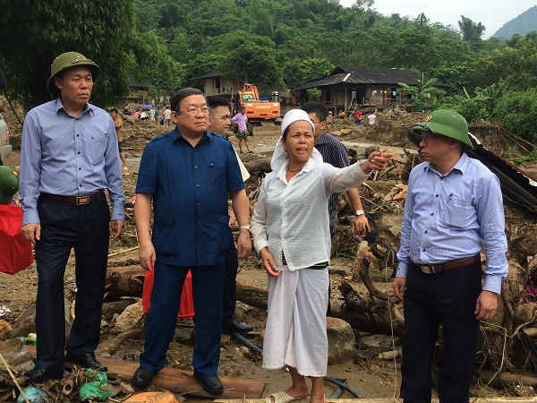 Ông Thào Xuân Sùng, Chủ tịch Hội Nông dân Việt Nam và đoàn công tác tới thăm hỏi, tặng quà, động viên các hộ gia đình có người chết tại một số xã của huyện Văn Chấn