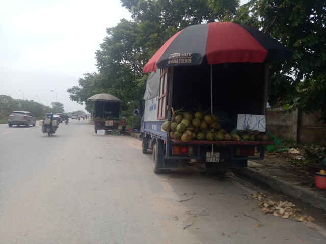 Xe tải bán hàng rong bủa vây Đại lộ Thăng Long