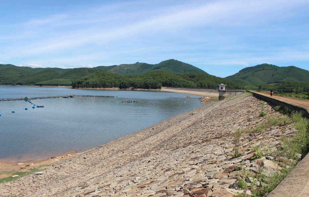 Hồ Khe Ngang (ảnh) có dấu hiệu xuống cấp, cần được sửa chữa trước mùa mưa bão năm nay