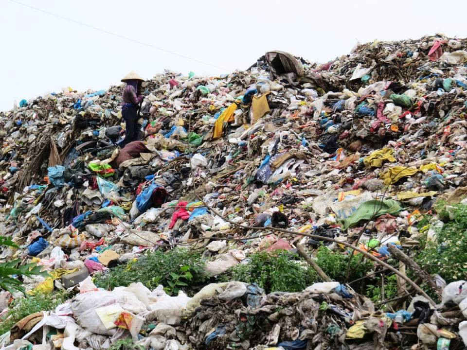 Bãi rác Cẩm Hà- Hội An vẫn đang tồn đọng khoảng hơn 80 ngàn tấn rác hỗn tạp hàng chục năm nay, nhưng vẫn chưa có giải pháp xử lý