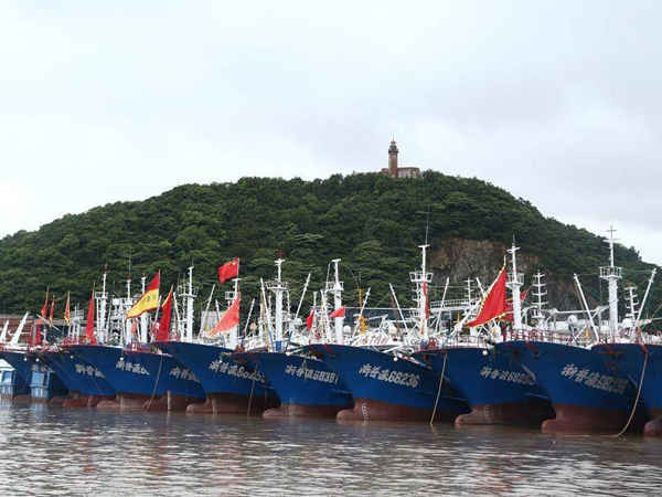 Thuyền đánh cá cập bến cảng để chuẩn bị cho cơn bão Rumbia ở phía Đông Trung Quốc.