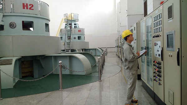 Công nhân Nhà máy Thủy điện Thác Bà kiểm tra, giám sát thiết bị trong quá trình sản xuất
