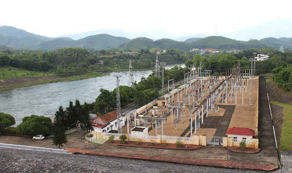 Nhà máy Thủy điện Thác Bà có công suất sản xuất 120MW, với 1 đập chính và 7 đập phụ và hồ chứa có diện tích hơn 235km2, với dung tích chứa hơn 3 tỷ m3 nước