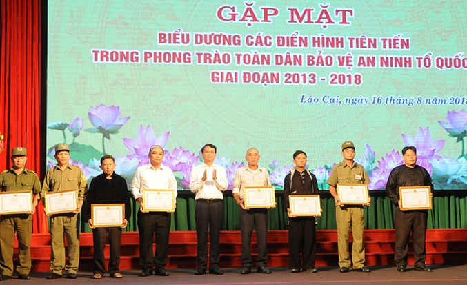 Chủ tịch UBND tỉnh Lào Cai trao tặng bằng khen cho tập thể và cá nhân xuất sắc trong phong trào “Toàn dân bảo vệ an ninh Tổ quốc”.