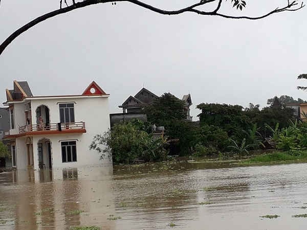 Nhiều ngôi nhà trên địa bàn xã Thiệu Dương (TP Thanh Hóa) ngập sâu trong nước.