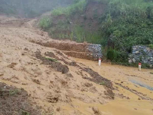 Do mưa lớn kéo dài, nhiều điểm sạt lở trên tuyến quốc lộ 15 gây ách tắc giao thông.