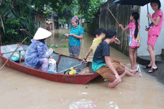 Nước dâng cao không ngừng, TP Thanh Hóa di dời 7 000 dân6