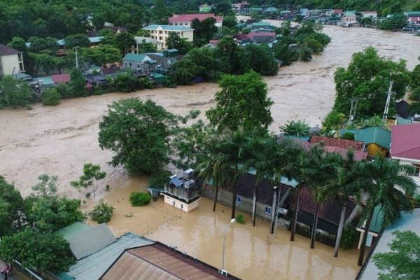 Đợt mưa lũ do ảnh hưởng của cơn bão số 4 khiến hàng nghìn ngôi nhà ở các huyện miền núi Nghệ An bị ngập