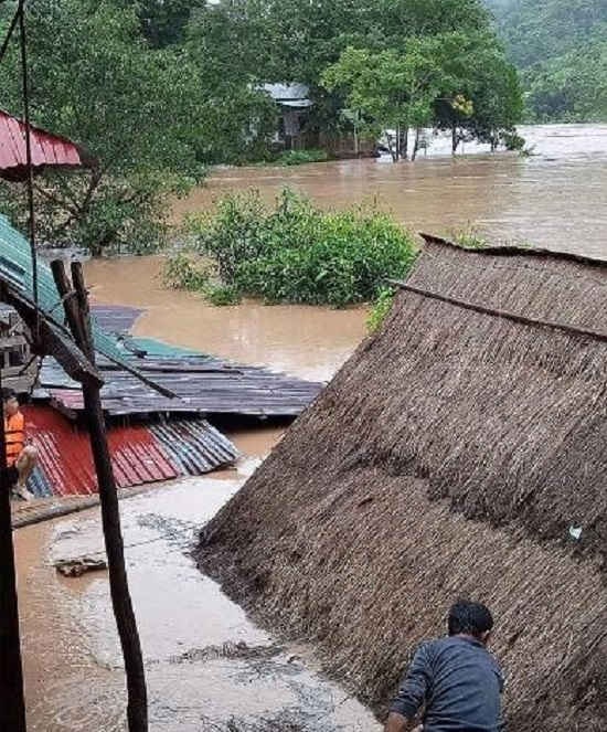 Đợt mưa lũ do ảnh hưởng của cơn bão số 4 khiến hàng nghìn ngôi nhà ở các huyện miền núi Nghệ An bị ngập